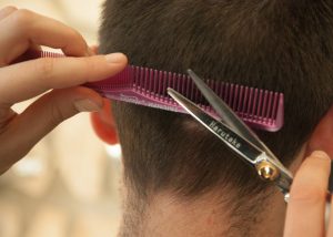 Read more about the article Pai é acusado de maus-tratos por cortar cabelo dos filhos com símbolo de time