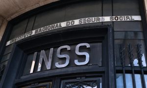 Read more about the article Como proceder se tiver o benefício cortado por não comparecimento em perícia no INSS?