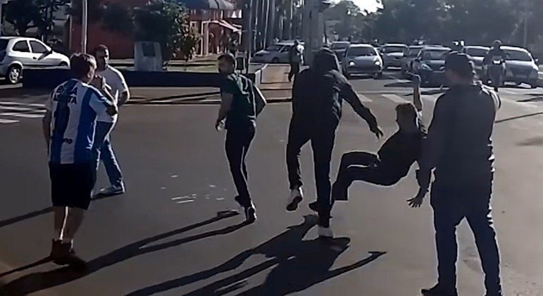 You are currently viewing Vídeo: ex-deputados Mamãe Falei e Boca Aberta brigam em rua do PR