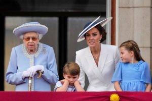 Read more about the article Caçula de príncipe William rouba a cena com caras e bocas durante celebração do Jubileu de Platina