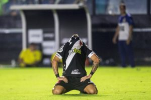 Read more about the article Carlos Palacios esclarece motivo do choro ao fim da partida: “Fiquei triste pelo que aconteceu no final do jogo, acho que eram 3 pontos importantes pra gente”