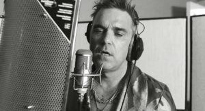 Read more about the article Robbie Williams celebra 25 anos de carreira solo regravando “Angels” com orquestra. Veja!