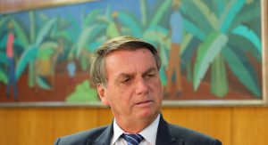 Read more about the article Bolsonaro diz que presidente do TSE trabalha para eleger Lula