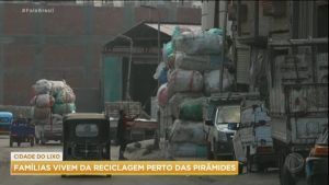 Read more about the article Cidade do Lixo: famílias vivem de reciclagem perto das pirâmides do Egito