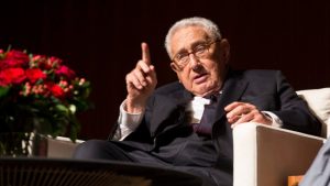 Read more about the article Guerra na Ucrânia opõe Henry Kissinger e George Soros