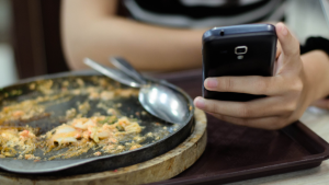 Read more about the article Comer enquanto mexe no celular faz mal: entenda os motivos para abandonar esse hábito