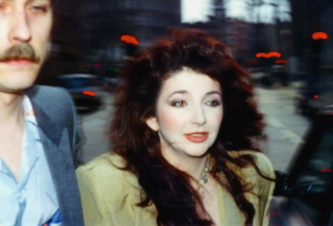 Read more about the article Kate Bush conquista jovens com música lançada há 37 anos