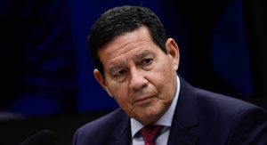 Read more about the article Biden está ‘copiando Bolsonaro’, diz Mourão sobre críticas às empresas de petróleo