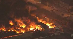 Read more about the article Galpão de reciclagem é atingido por incêndio de grandes proporções em Guarulhos