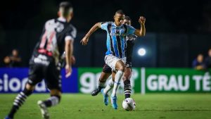 Read more about the article Zagueiro diz que “não pensou duas vezes” antes de trocar São Paulo pelo Grêmio