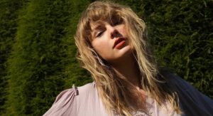 Read more about the article Taylor Swift anuncia lançamento da música “Carolina” para esta madrugada