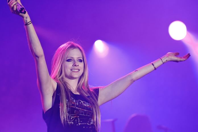 You are currently viewing Avril Lavigne surpreende e transforma hit de Adele em Rock; ouça versão de “Hello”