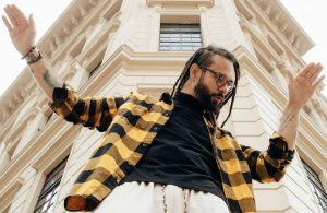 Read more about the article “Reggae com um pé na areia”: ao TMDQA!, Gabriel Elias fala sobre seu novo single “Doideira”, que antecipa o álbum “Várias Ondas”