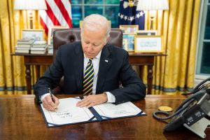 Read more about the article Biden sanciona lei que dificulta compra de armas