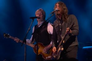 Read more about the article Dave Grohl toca Beatles com Paul McCartney em primeiro show após a morte de Taylor Hawkins