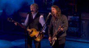 Read more about the article Dave Grohl volta ao palco em show de Paul McCartney no festival de Glastonbury. Veja!