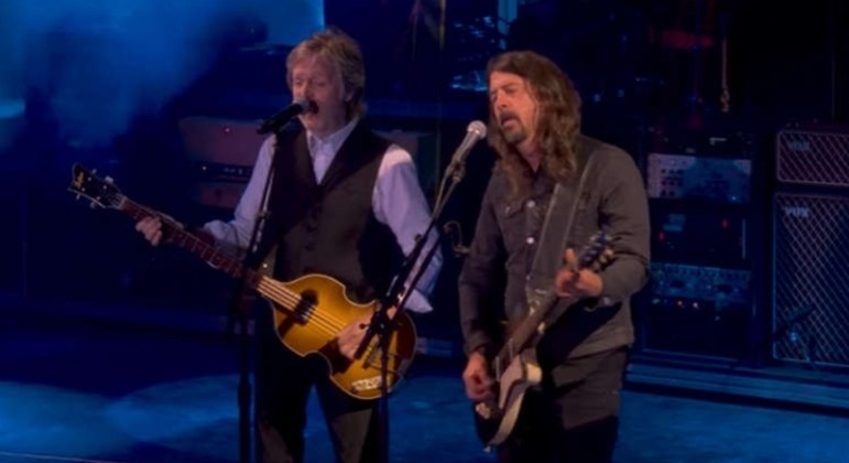 You are currently viewing Dave Grohl volta ao palco em show de Paul McCartney no festival de Glastonbury. Veja!