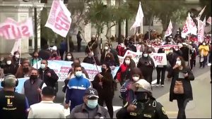 Read more about the article Manifestantes e policiais entram em confronto durante protestos no Peru