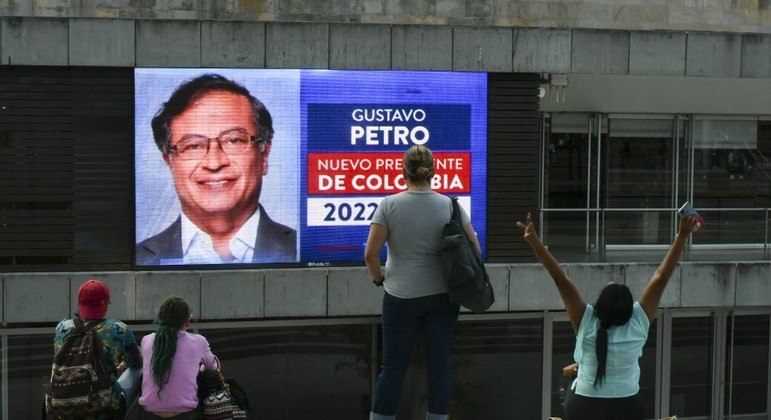 You are currently viewing Falso: foto do traficante Pablo Escobar ao lado do novo presidente da Colômbia é uma montagem