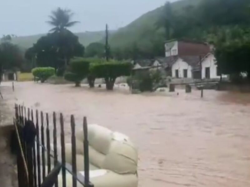 You are currently viewing Cidades da Mata Sul de Pernambuco registram enchentes nesta sexta-feira (1)