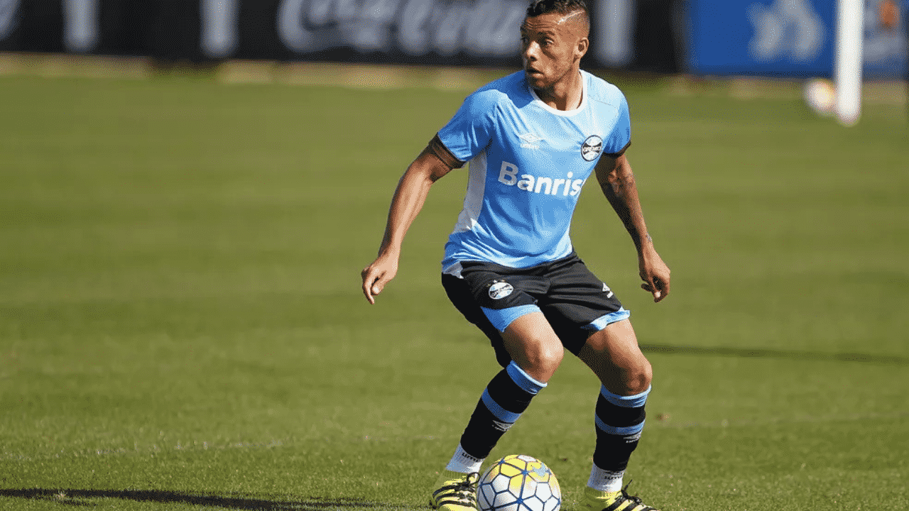 You are currently viewing Guilherme chega a Porto Alegre para assinar com o Grêmio