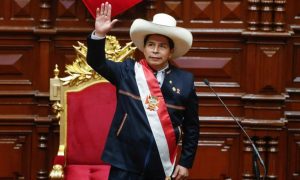 Read more about the article Presidente do Peru abandona o próprio partido