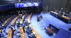 Read more about the article Senado aprova PEC que cria voucher para caminhoneiros e aumenta Auxílio Brasil