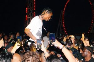 Read more about the article Travis Scott interrompe show após fãs escalarem estrutura elétrica; assista ao momento