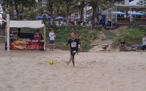 Read more about the article Vidal vai a praia no Rio de Janeiro e joga futevôlei com fãs