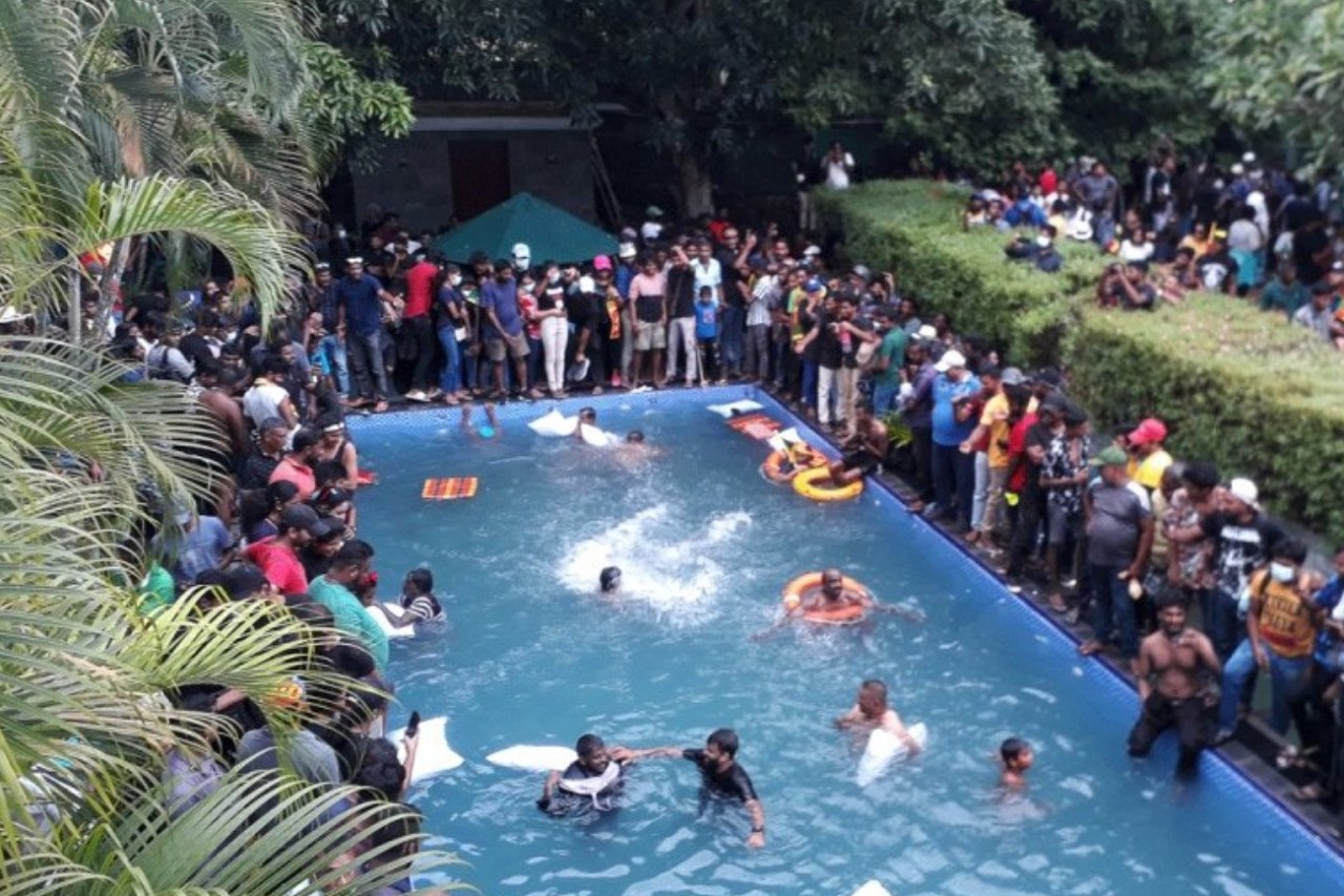 You are currently viewing No Sri Lanka, manifestantes invadem casa presidencial e mergulham na piscina