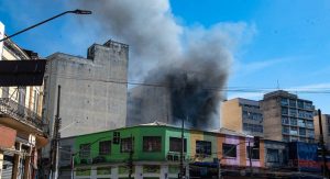 Read more about the article Após incêndio em prédios perto da 25 de Março, comerciantes lamentam prejuízos