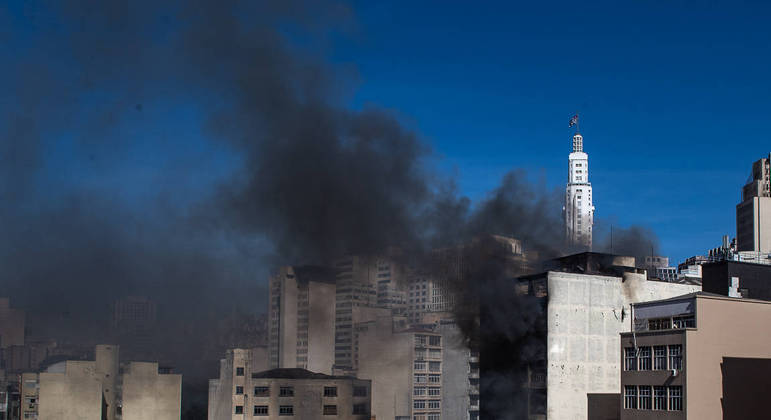 You are currently viewing Prefeitura de SP alerta sobre risco de desabamento de prédio que pega fogo desde domingo (10)