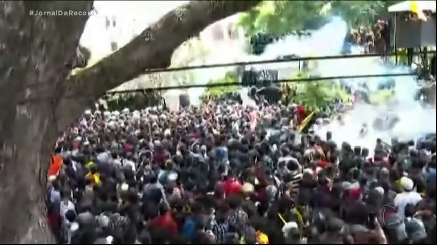 You are currently viewing Sri Lanka: após presidente fugir, manifestantes invadem gabinete do primeiro-ministro