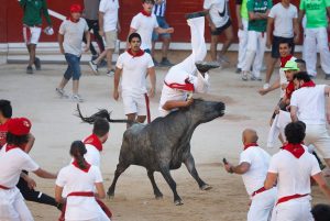 Read more about the article Deu touro! Pelo menos três pessoas se dão mal e ficam feridas com chifradas em festival na Espanha