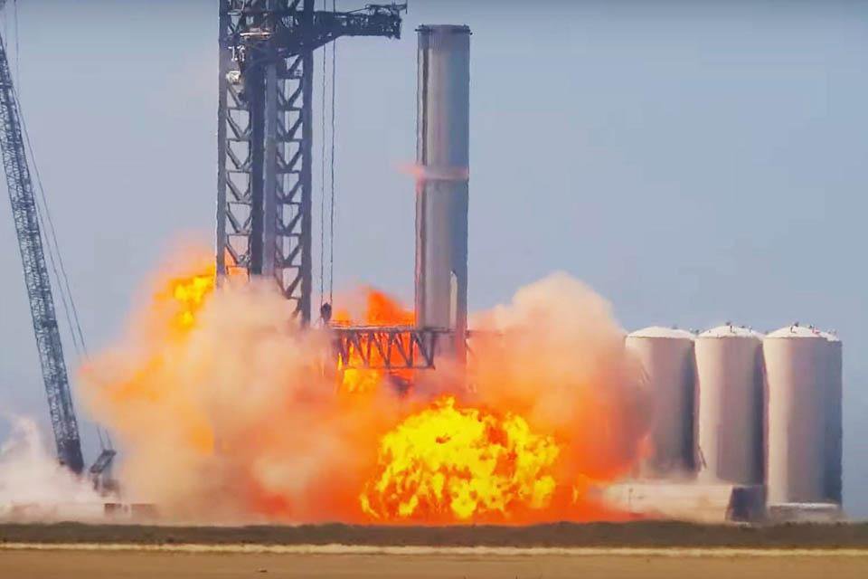 You are currently viewing Foguete da SpaceX explode em teste; ‘não é bom’, diz Elon Musk