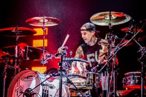 Read more about the article Travis Barker volta aos palcos após internação de emergência; veja vídeos