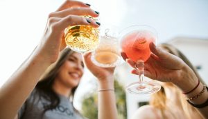 Read more about the article Estudo aponta que consumo moderado de álcool pode fazer bem para adultos com mais de 40 anos