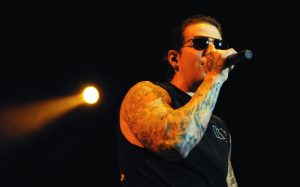 Read more about the article Vocalista do Avenged Sevenfold culpa “produção Pop” por queda do Rock