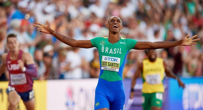 You are currently viewing Alison dos Santos comemora ouro no Mundial de Atletismo com torcedor famoso do Liverpool