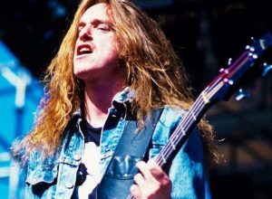 Read more about the article Cliff Burton (Metallica) é homenageado com museu na Suécia e nova cerveja