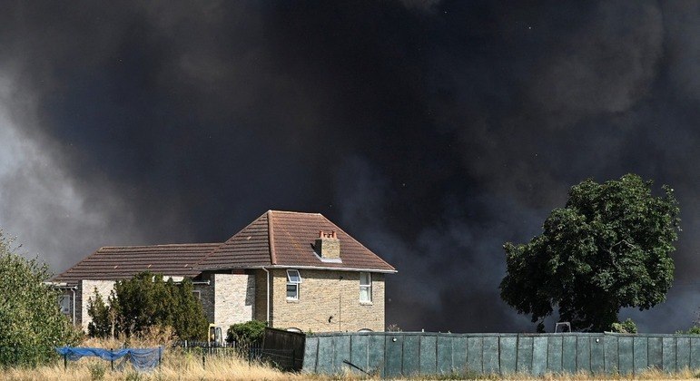 You are currently viewing Londres luta contra vários incêndios em meio a onda de altas temperaturas 