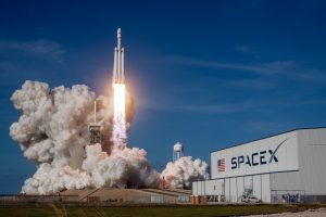 Read more about the article A SpaceX de Elon Musk esmaga recordes diários para controlar o espaço e fornecer internet à todos