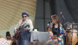 Read more about the article Histórico: Newport Folk Festival vai de Joni Mitchell até Tim Bernardes e Dinosaur Jr com Courtney Barnett