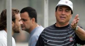 Read more about the article Ex-técnico do Corinthians sofre de parkinson e alzheimer: ‘Não é mais o Passarella que conhecíamos’