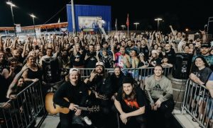 Read more about the article Sensacional: banda tem show cancelado e compensa fãs tocando em estacionamento