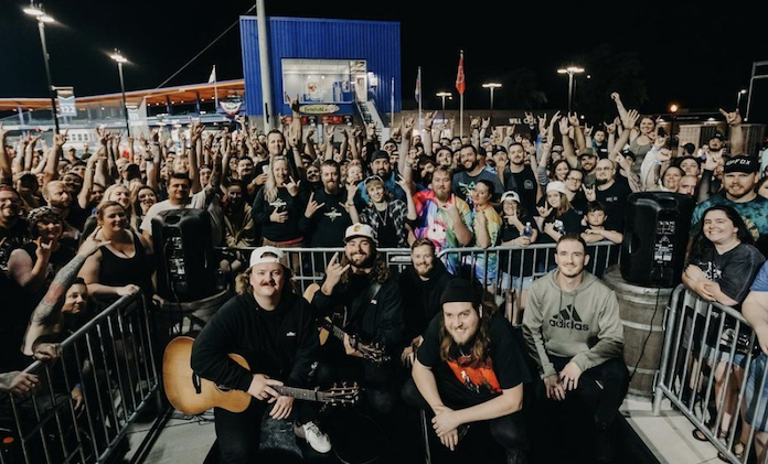 You are currently viewing Sensacional: banda tem show cancelado e compensa fãs tocando em estacionamento