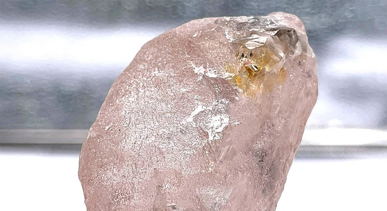 You are currently viewing Mineiros de Angola desenterram diamante rosa que pode ser o maior encontrado em 300 anos