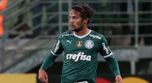 Read more about the article Após vitória do Palmeiras, Scarpa desabafa: ‘A gente tem que fazer muito para não precisar de acertos de arbitragem’