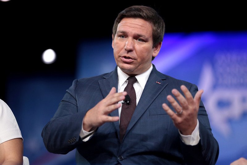 You are currently viewing Ron DeSantis registra queixa contra um show de ‘drag queens’ com crianças