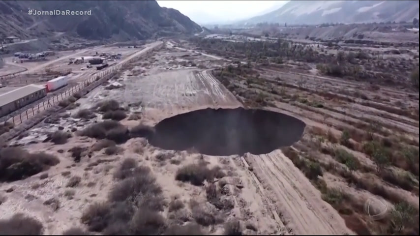 You are currently viewing Buraco gigante que surgiu no deserto do Atacama intriga autoridades no Chile